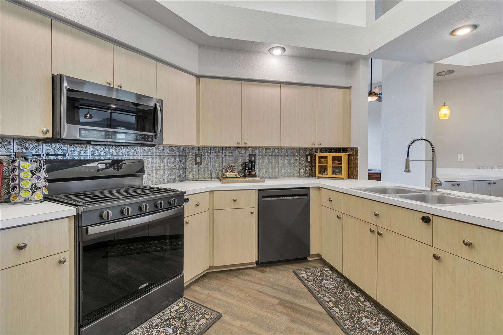 Listing photo id 33 for 4329 Andres Street