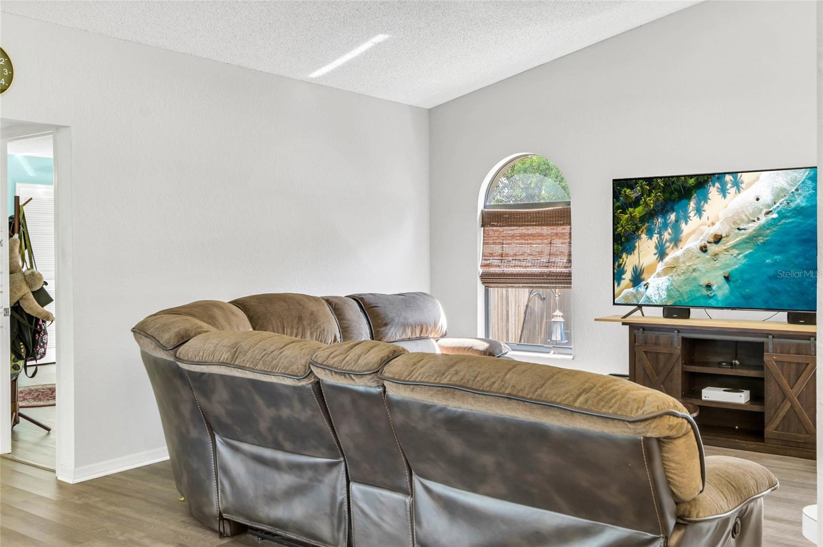 Listing photo id 37 for 4329 Andres Street