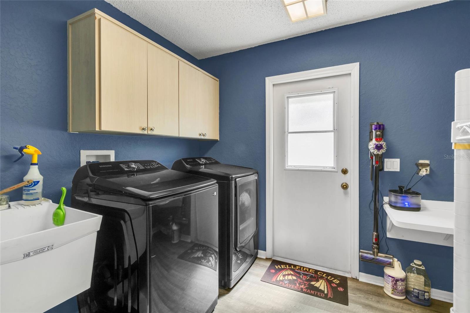 Listing photo id 41 for 4329 Andres Street