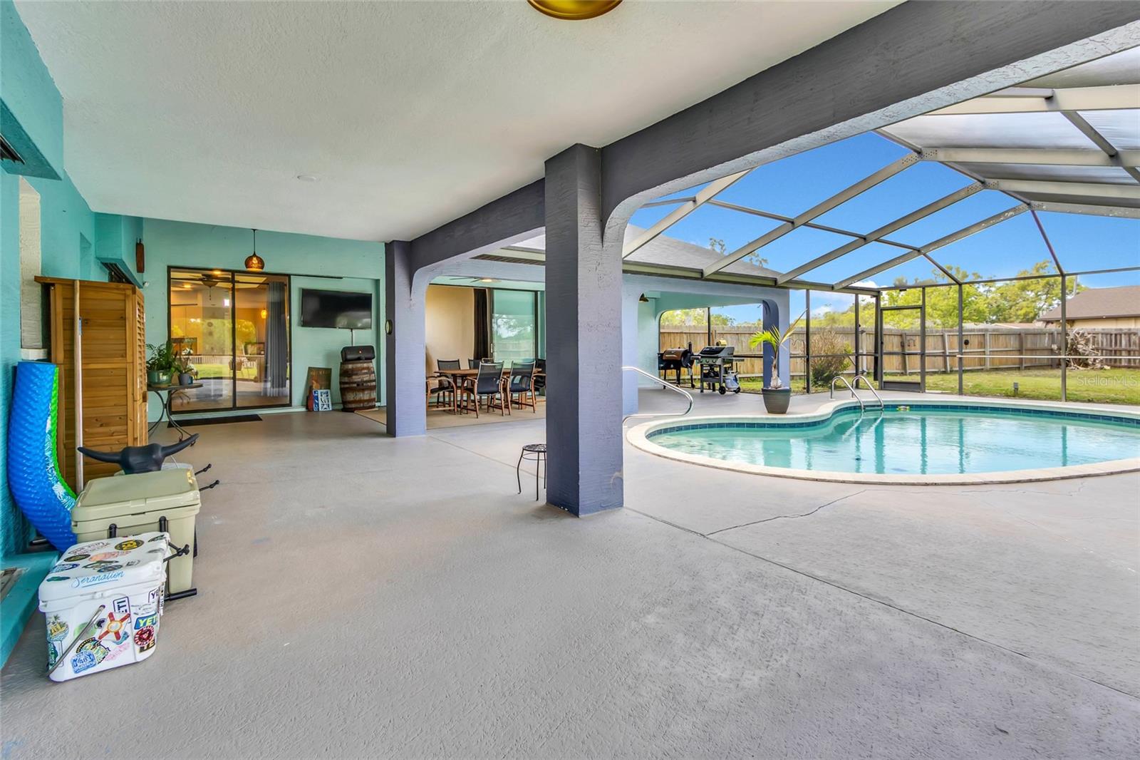Listing photo id 44 for 4329 Andres Street