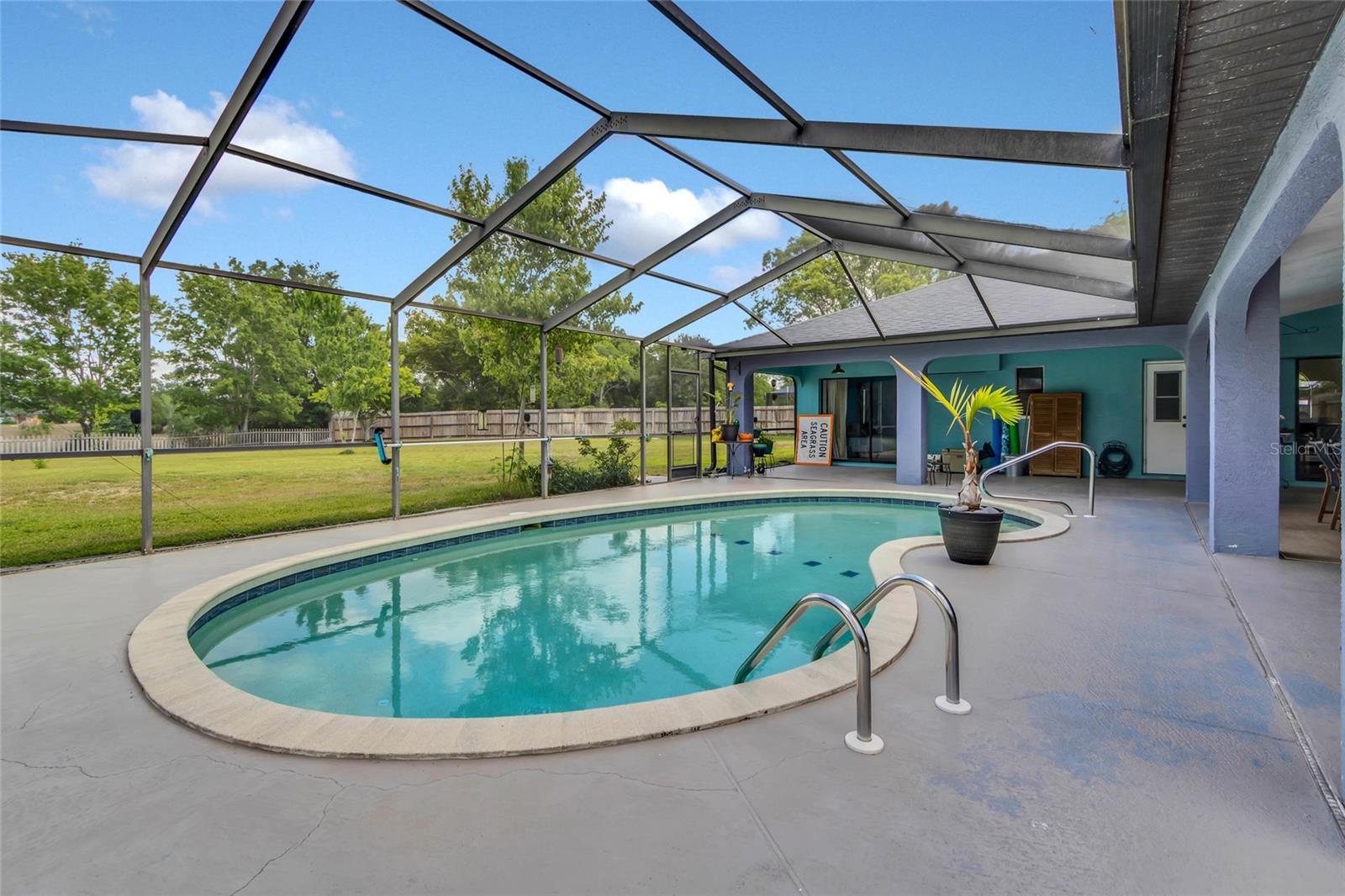 Listing photo id 46 for 4329 Andres Street