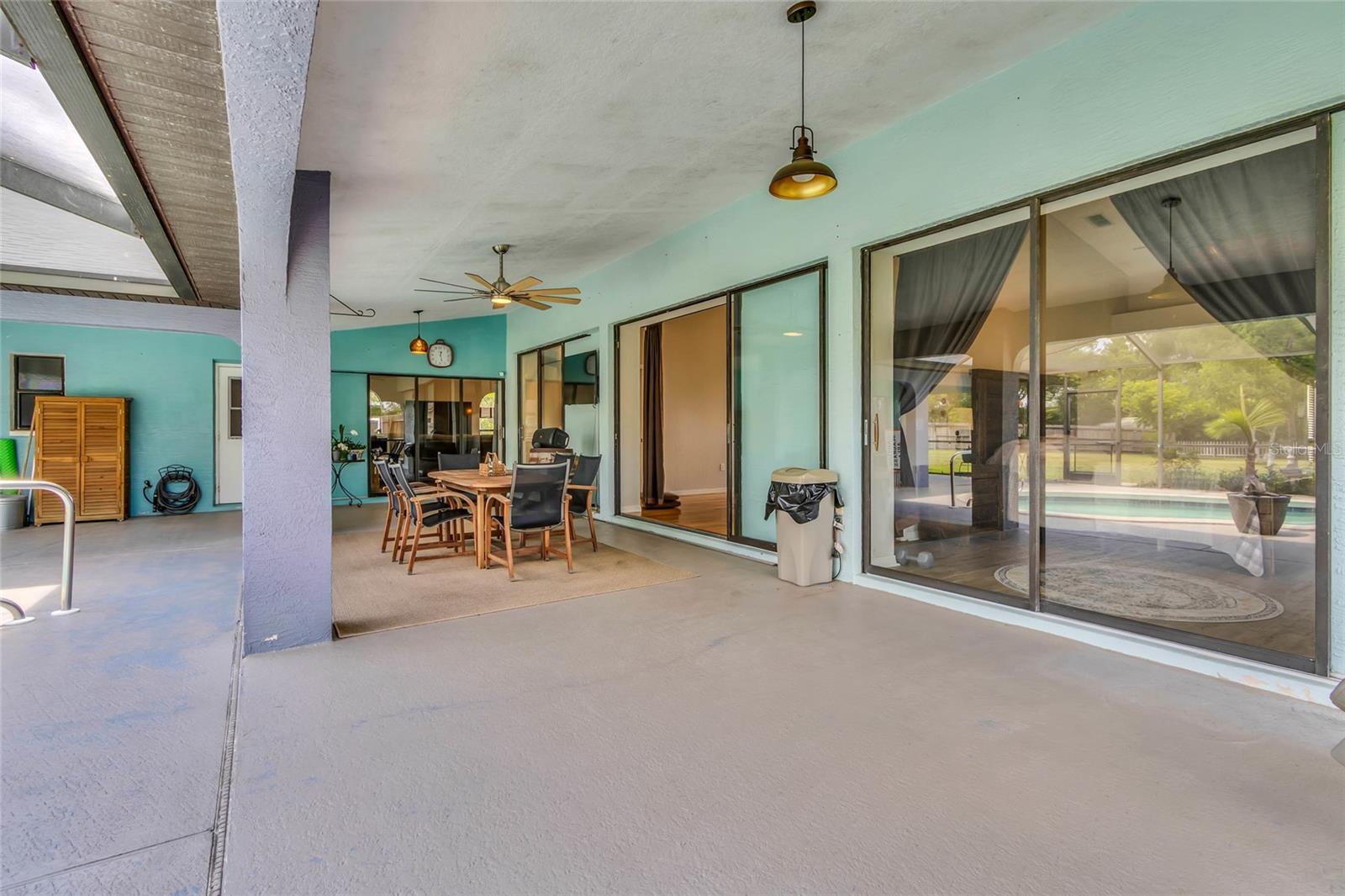 Listing photo id 48 for 4329 Andres Street