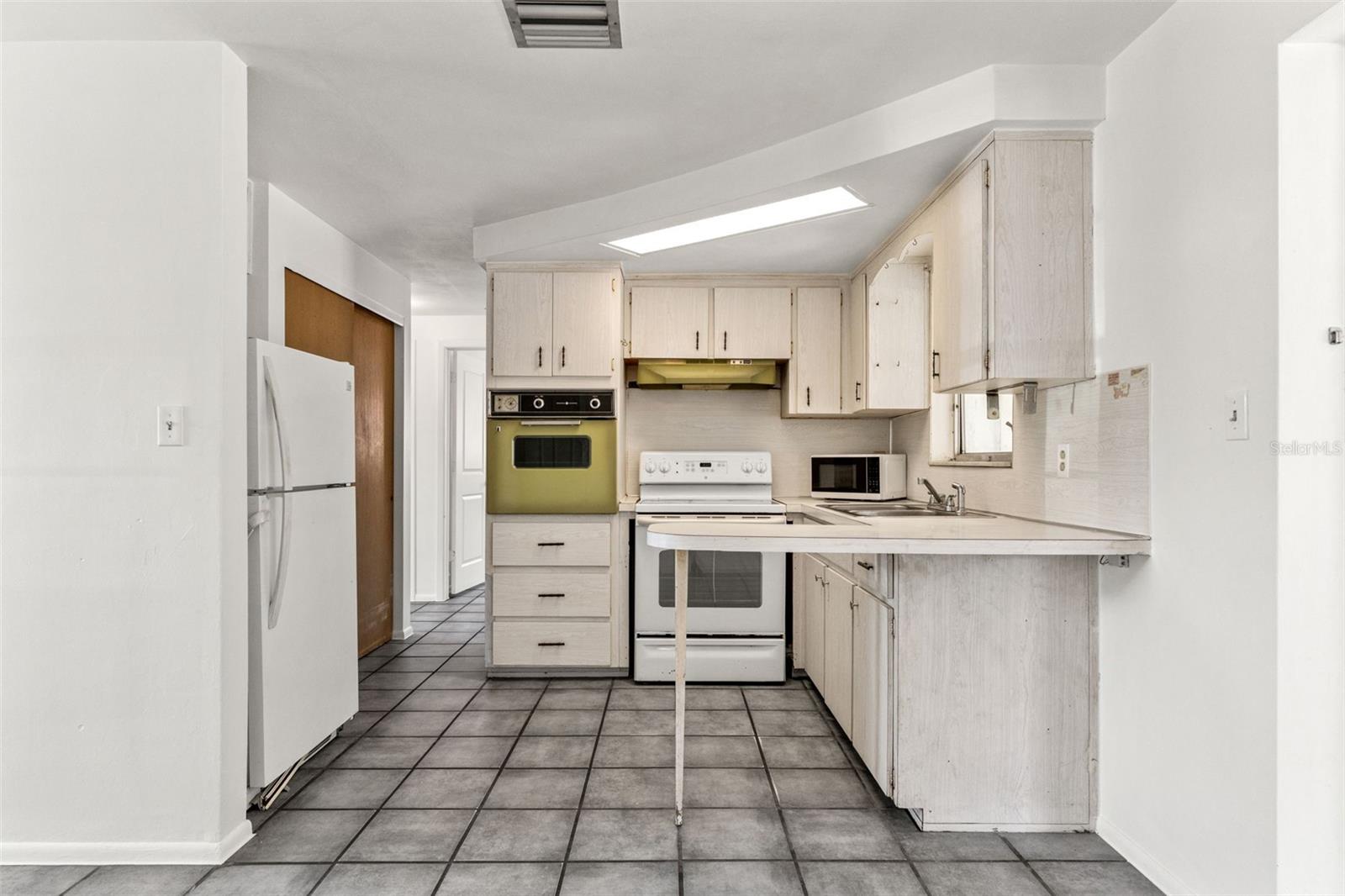 Listing photo id 8 for 1050 Saxon Lane