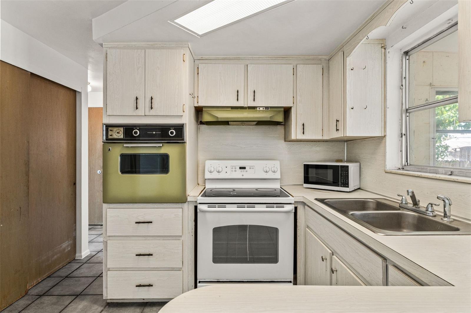 Listing photo id 9 for 1050 Saxon Lane