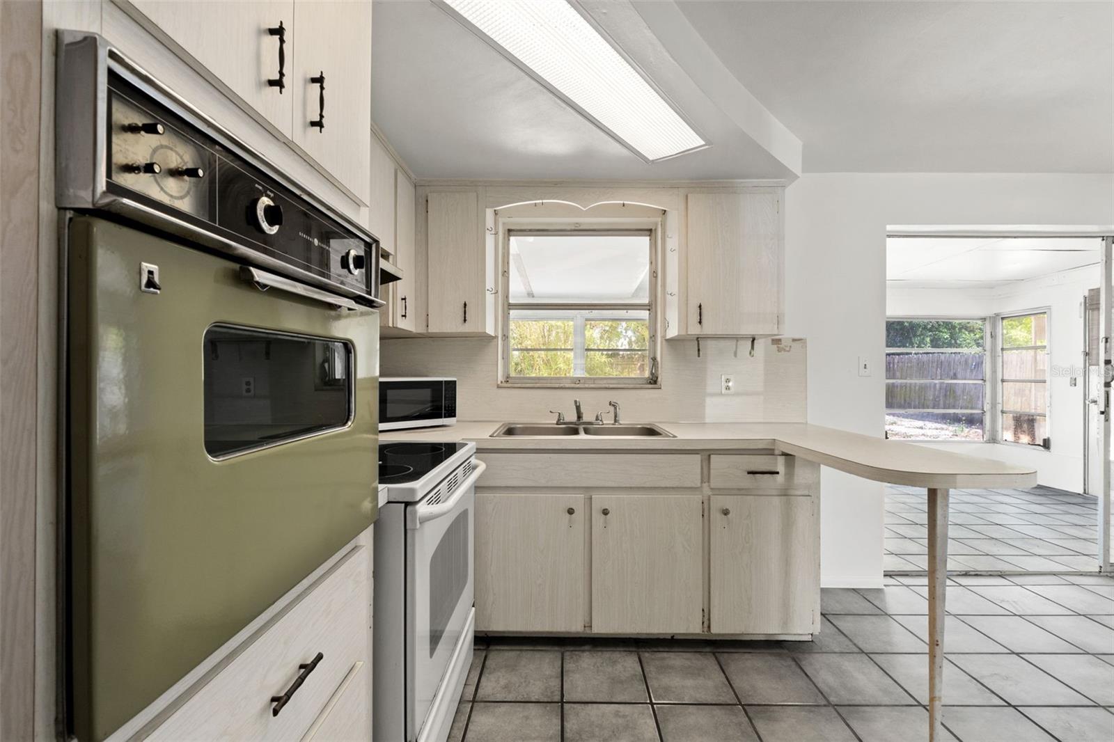 Listing photo id 10 for 1050 Saxon Lane