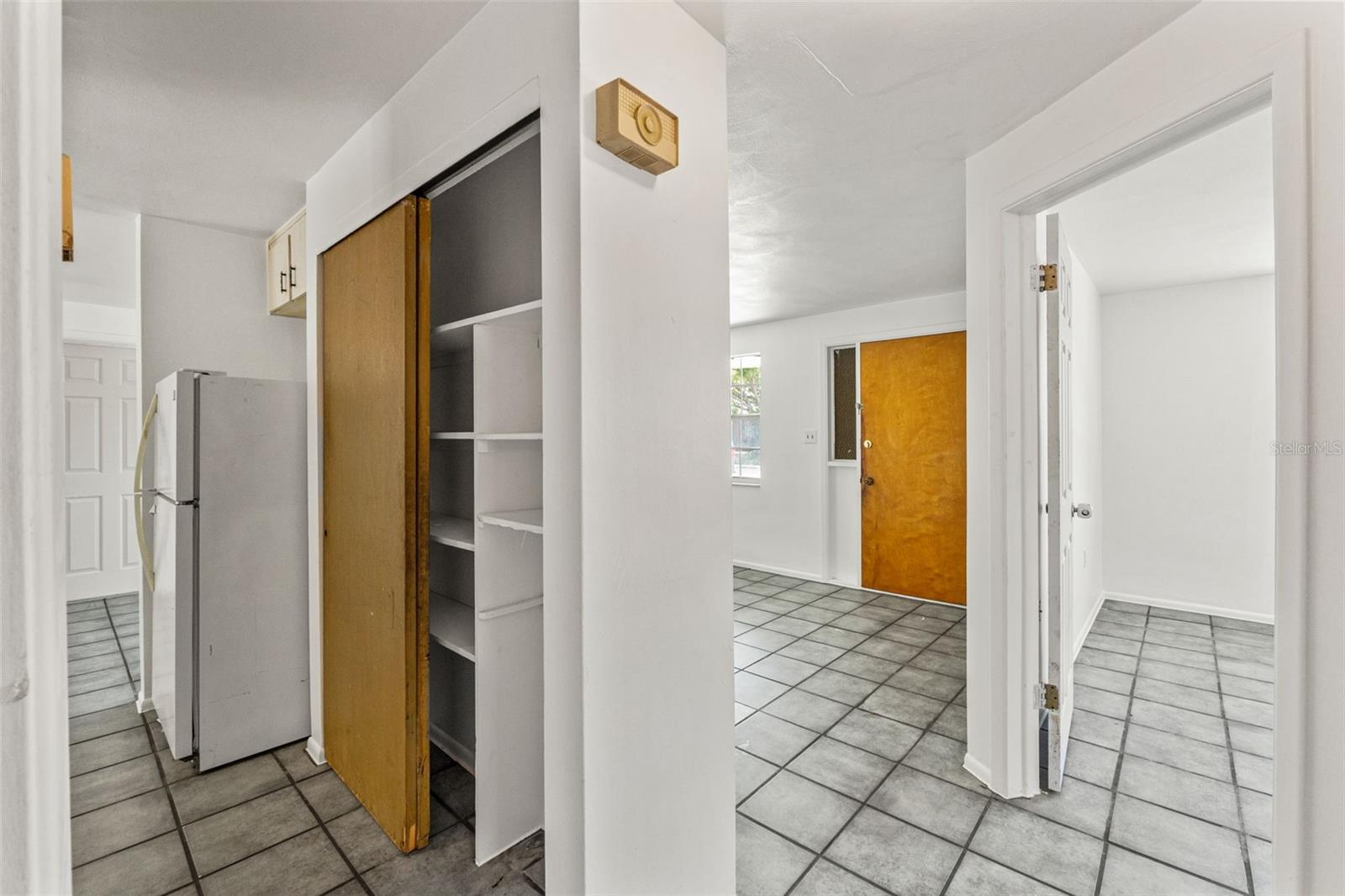 Listing photo id 11 for 1050 Saxon Lane