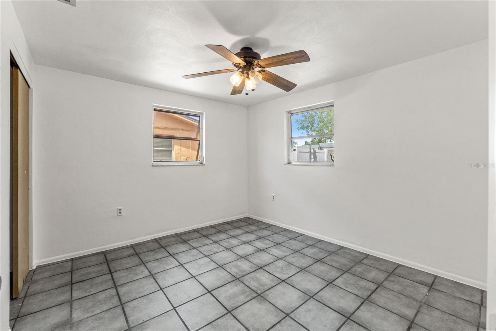 Listing photo id 12 for 1050 Saxon Lane