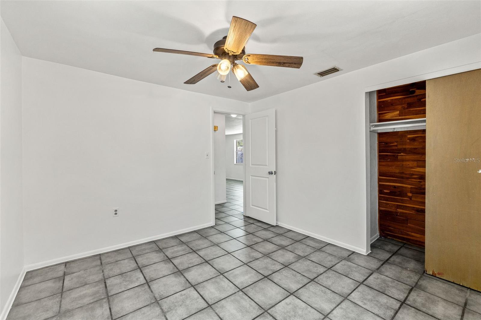 Listing photo id 14 for 1050 Saxon Lane