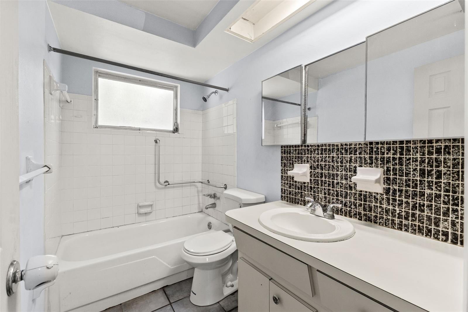 Listing photo id 15 for 1050 Saxon Lane