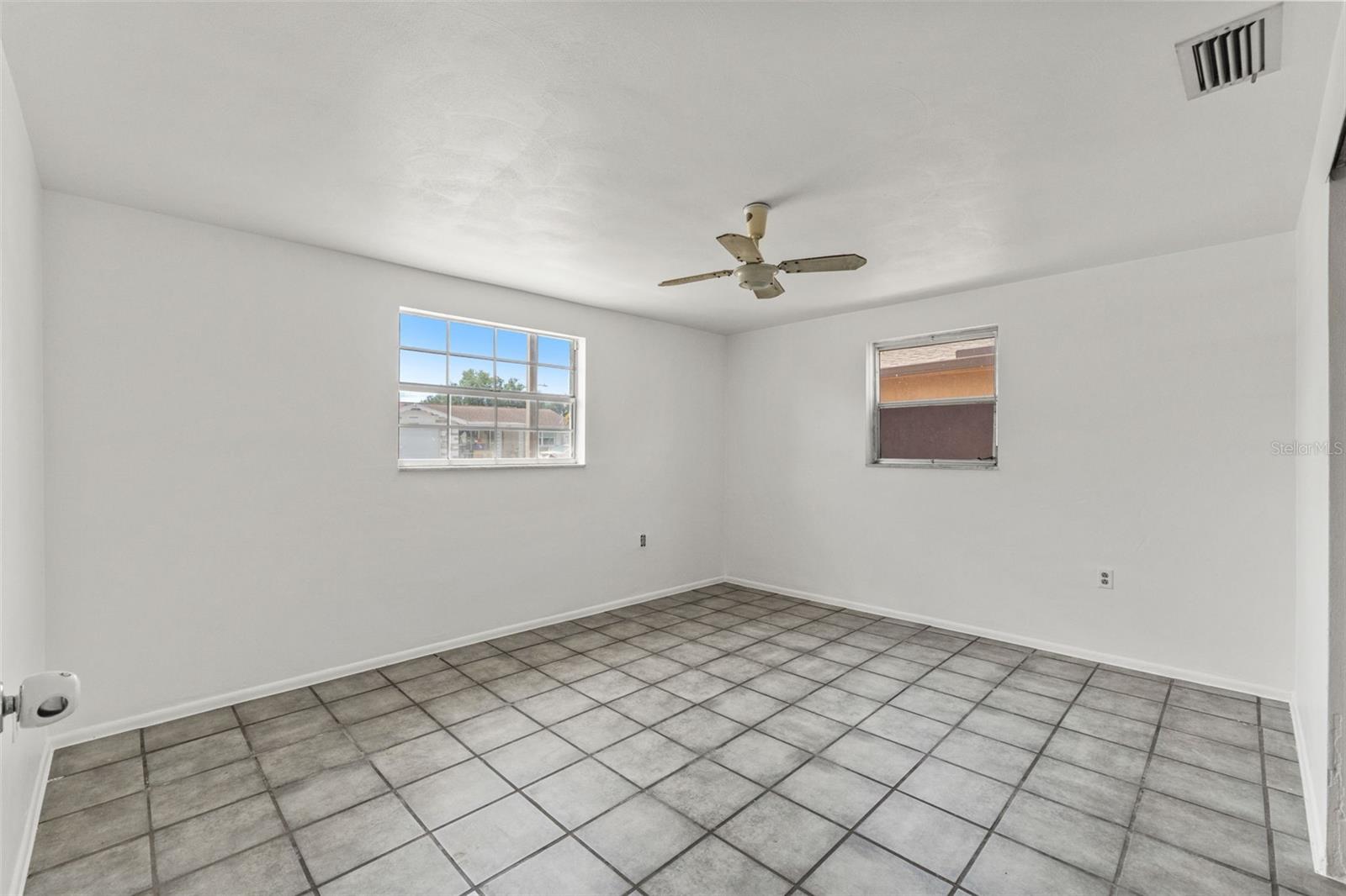 Listing photo id 16 for 1050 Saxon Lane