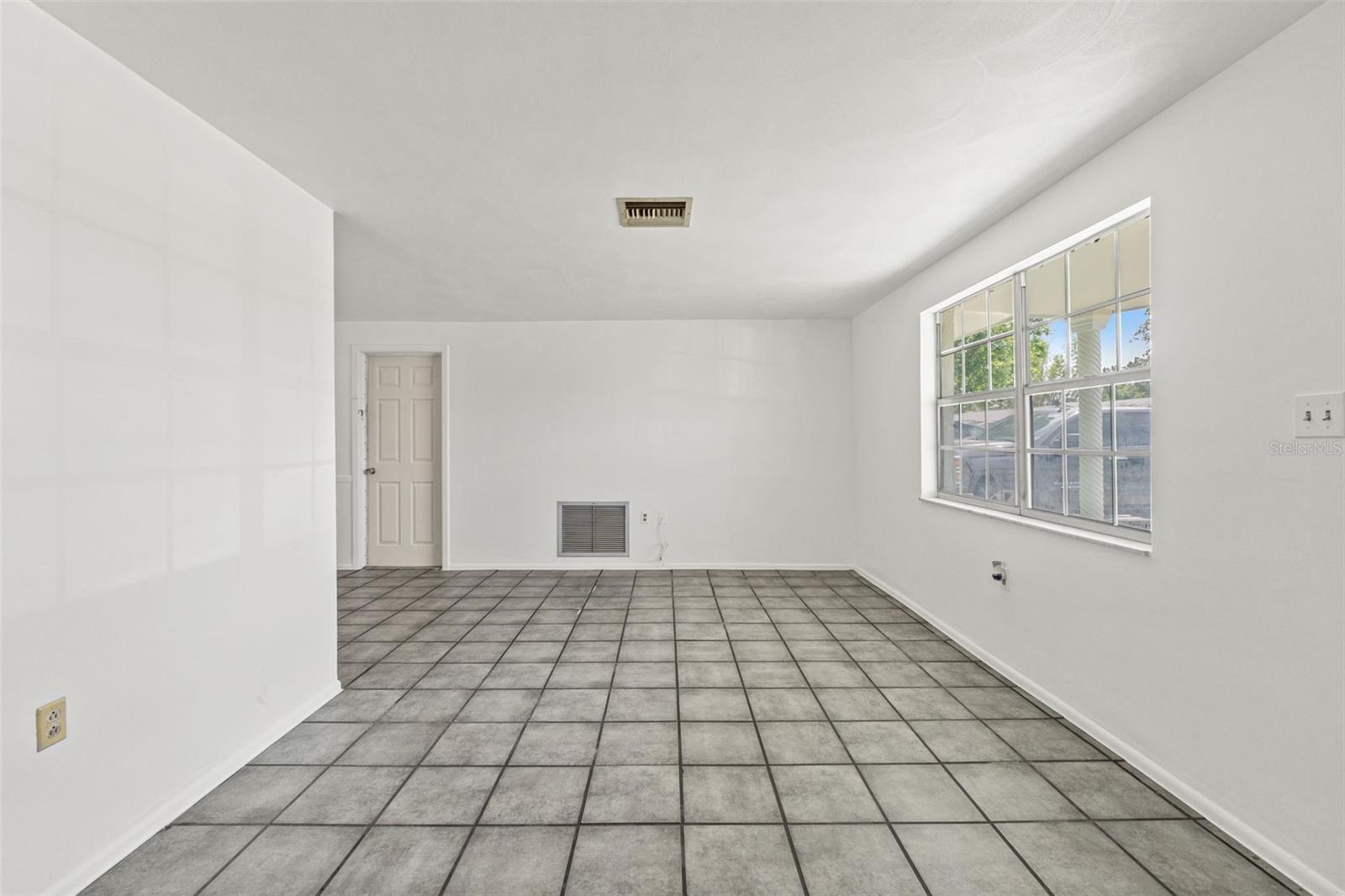 Listing photo id 0 for 1050 Saxon Lane