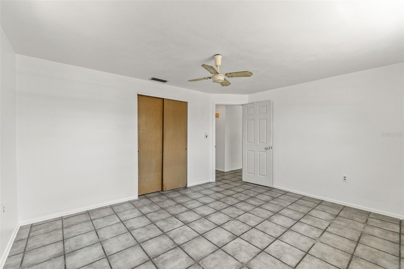 Listing photo id 18 for 1050 Saxon Lane