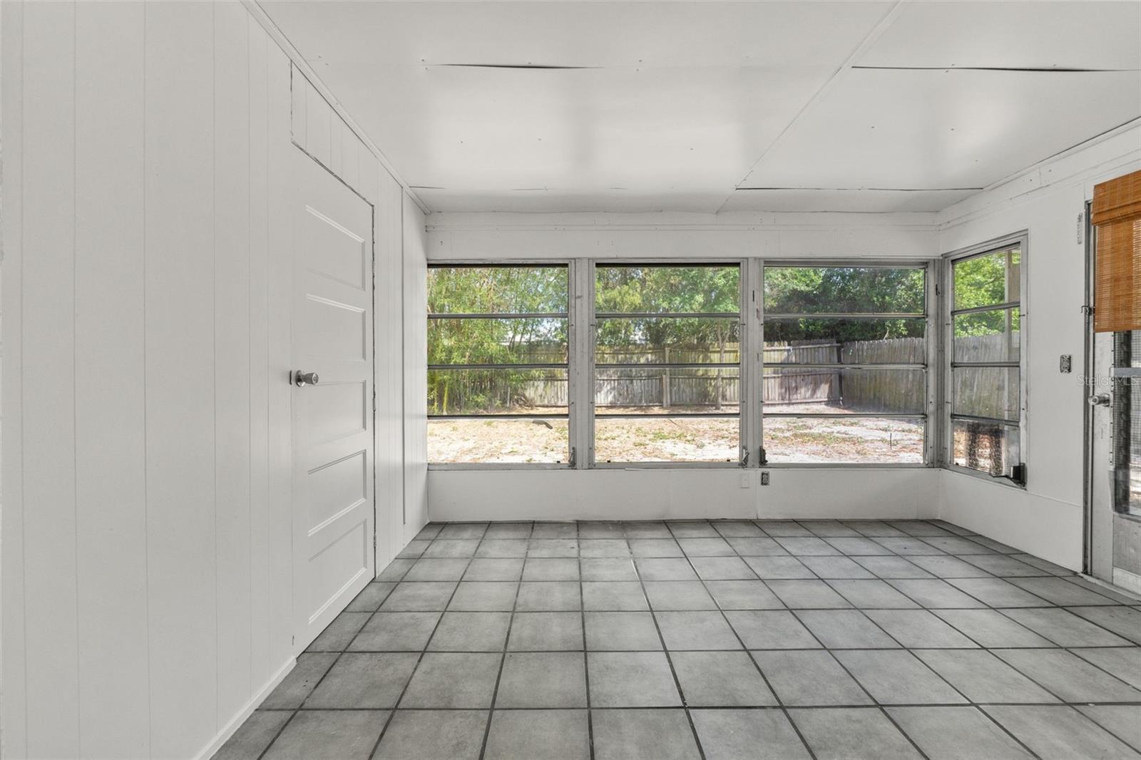 Listing photo id 19 for 1050 Saxon Lane