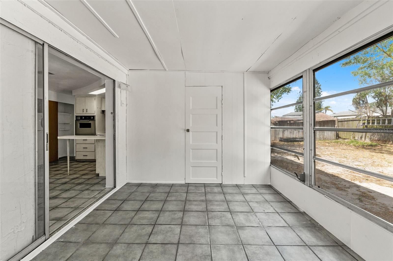 Listing photo id 21 for 1050 Saxon Lane