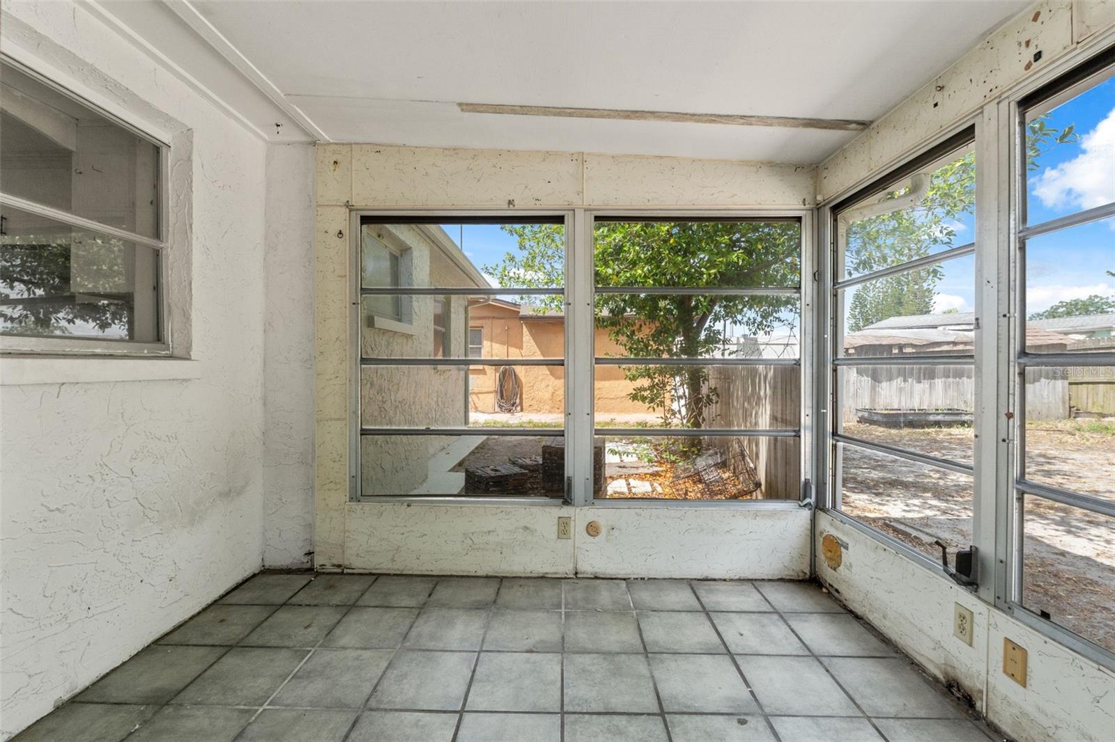 Listing photo id 22 for 1050 Saxon Lane