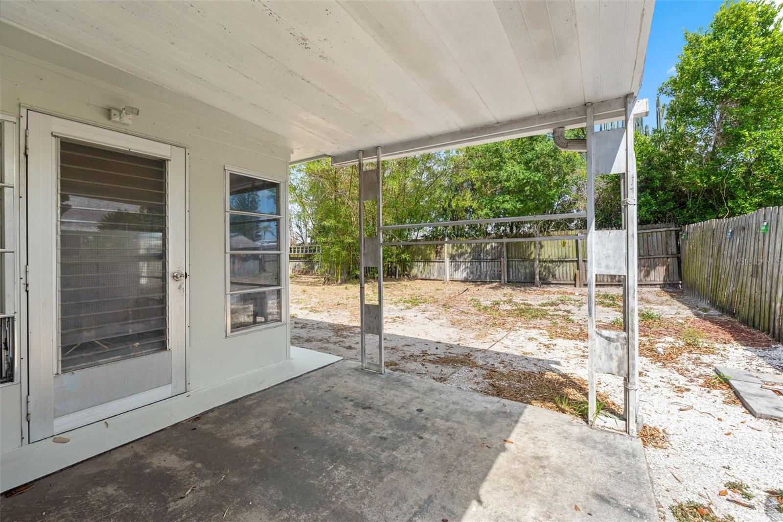 Listing photo id 23 for 1050 Saxon Lane