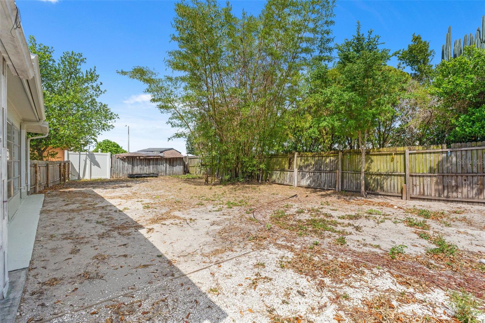 Listing photo id 24 for 1050 Saxon Lane