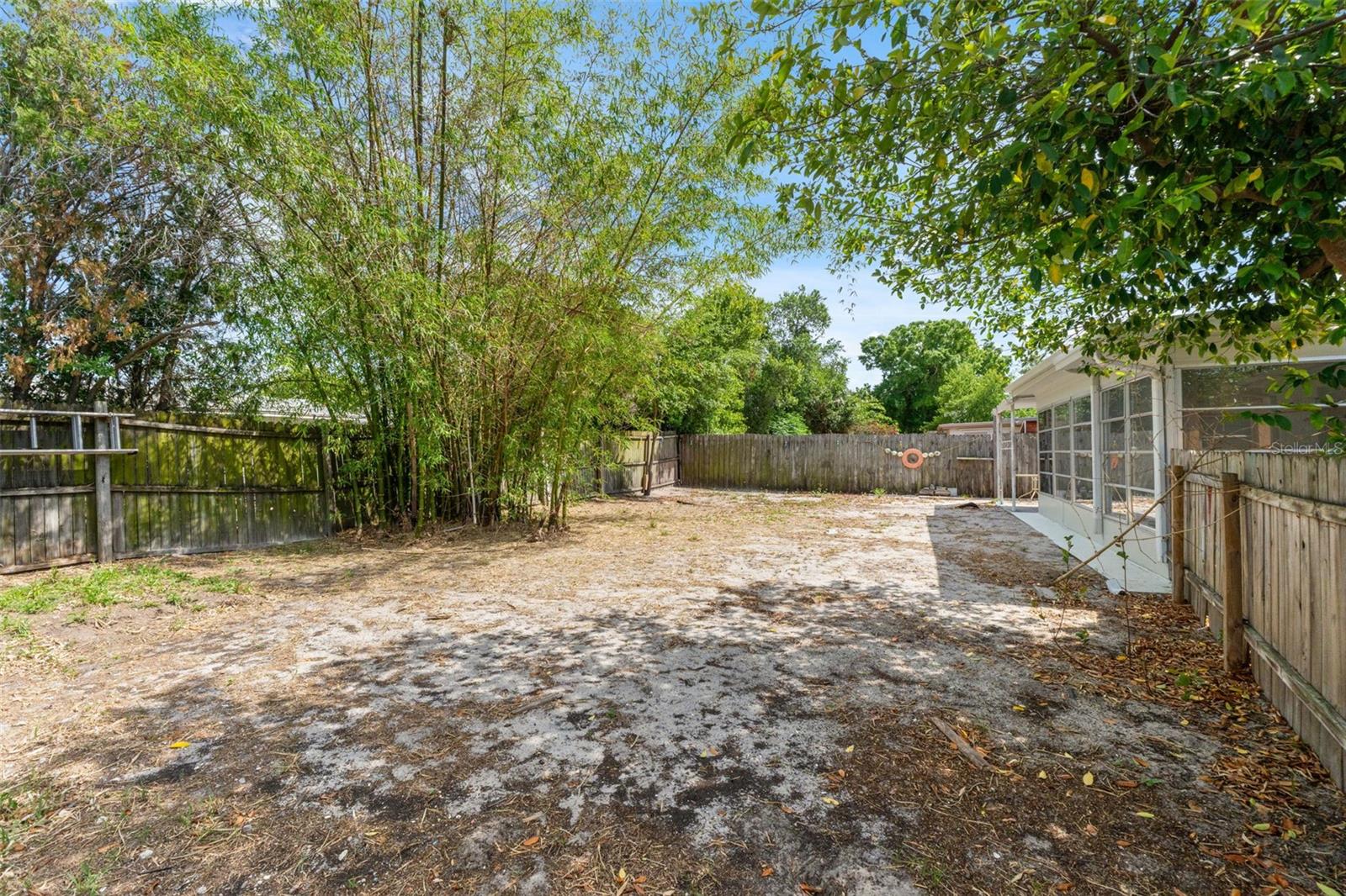 Listing photo id 25 for 1050 Saxon Lane