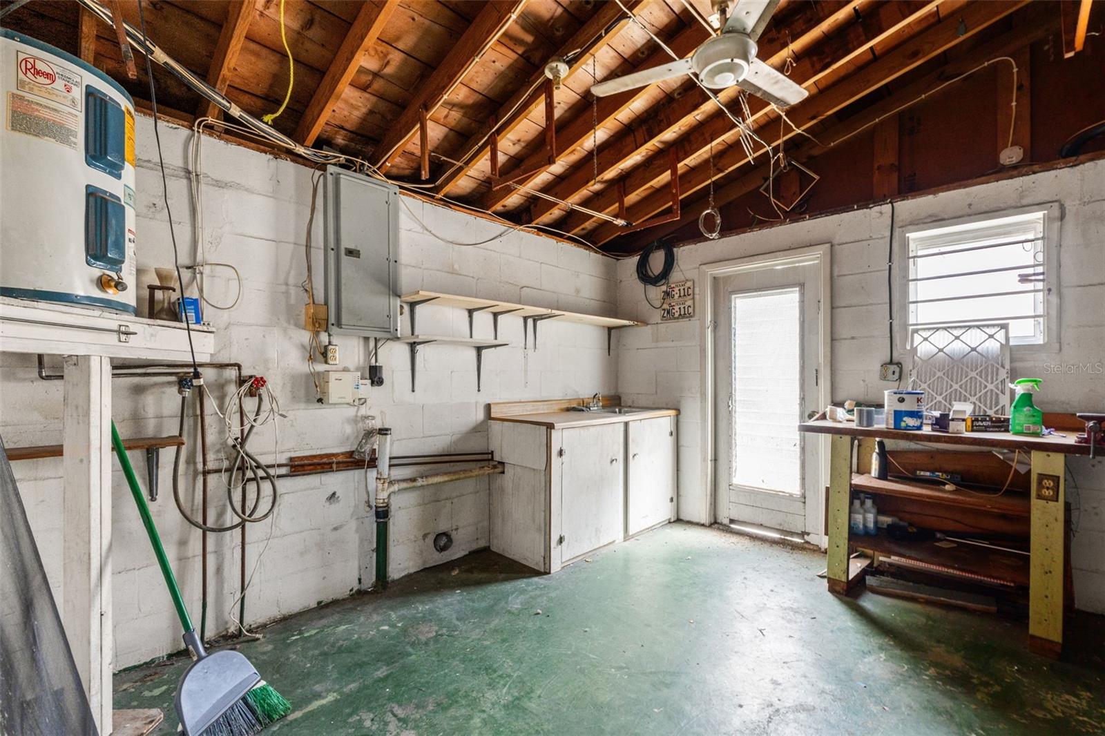 Listing photo id 27 for 1050 Saxon Lane