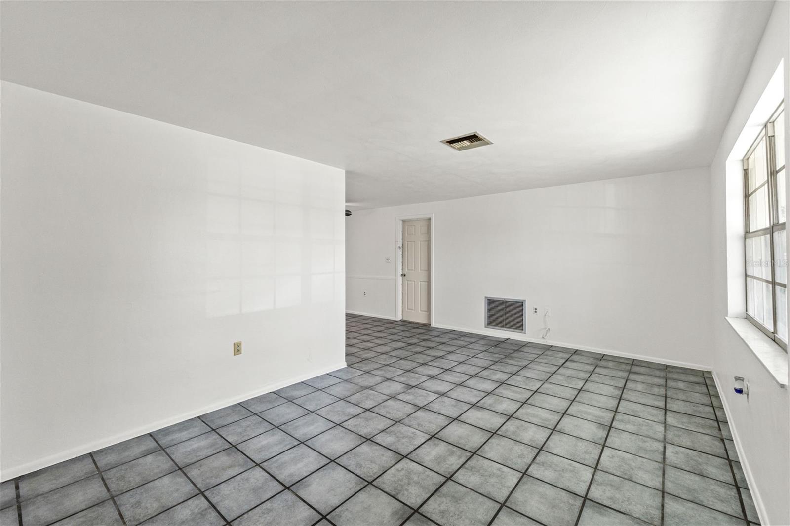 Listing photo id 1 for 1050 Saxon Lane