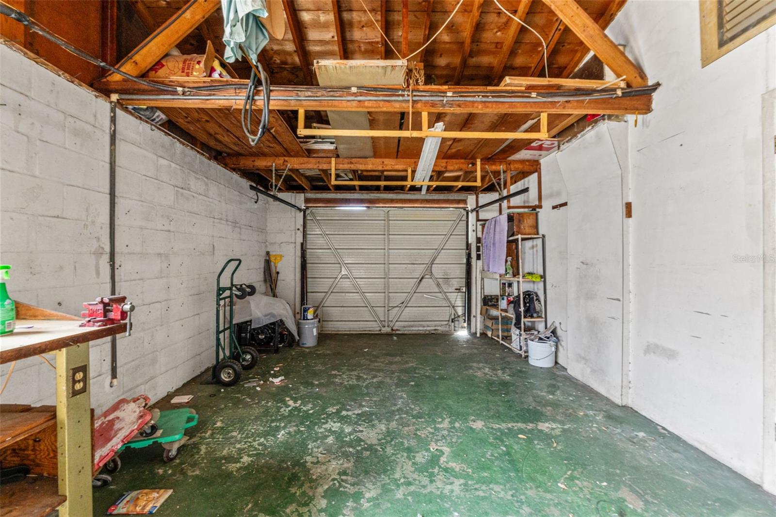 Listing photo id 28 for 1050 Saxon Lane