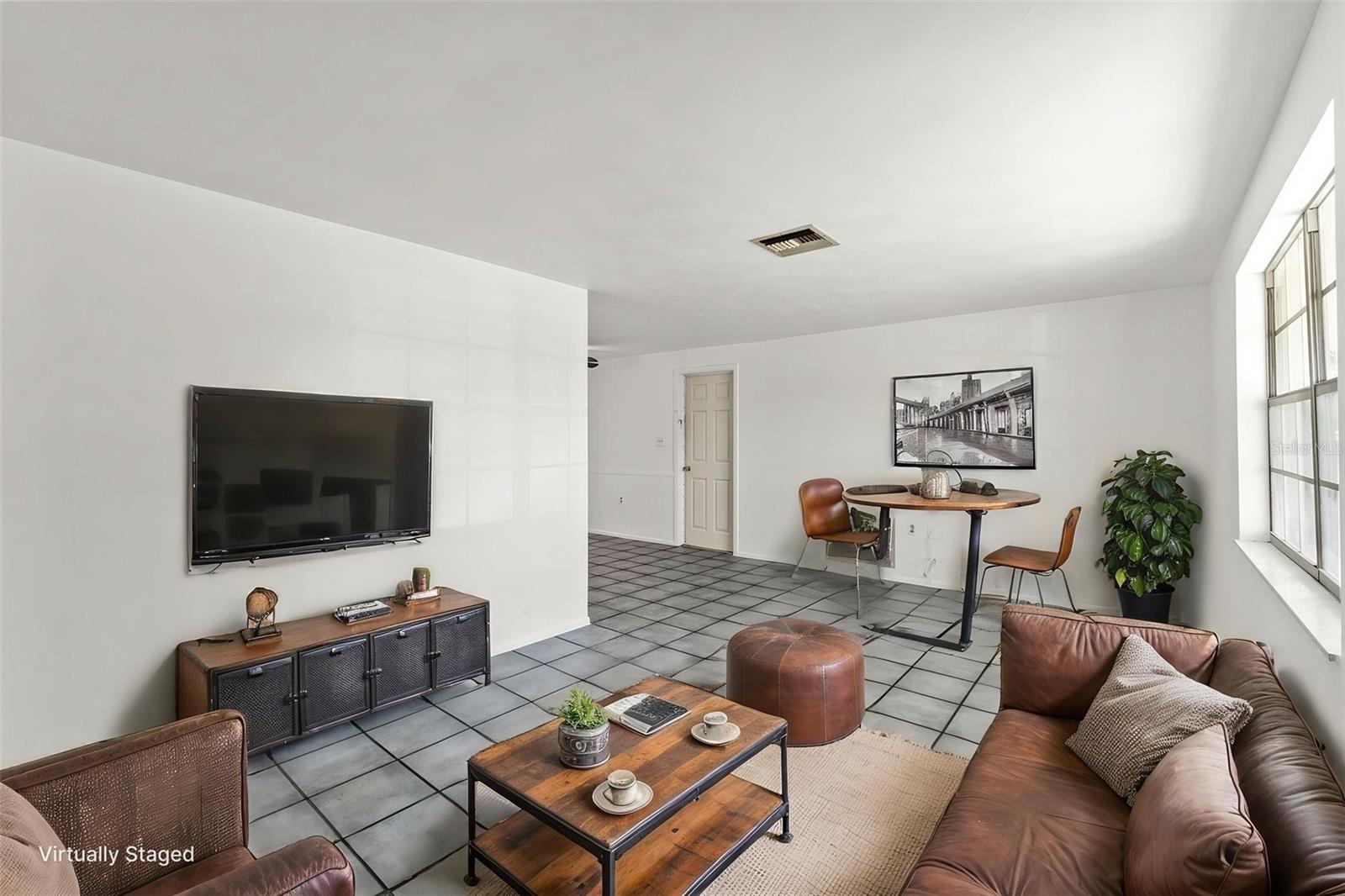 Listing photo id 2 for 1050 Saxon Lane