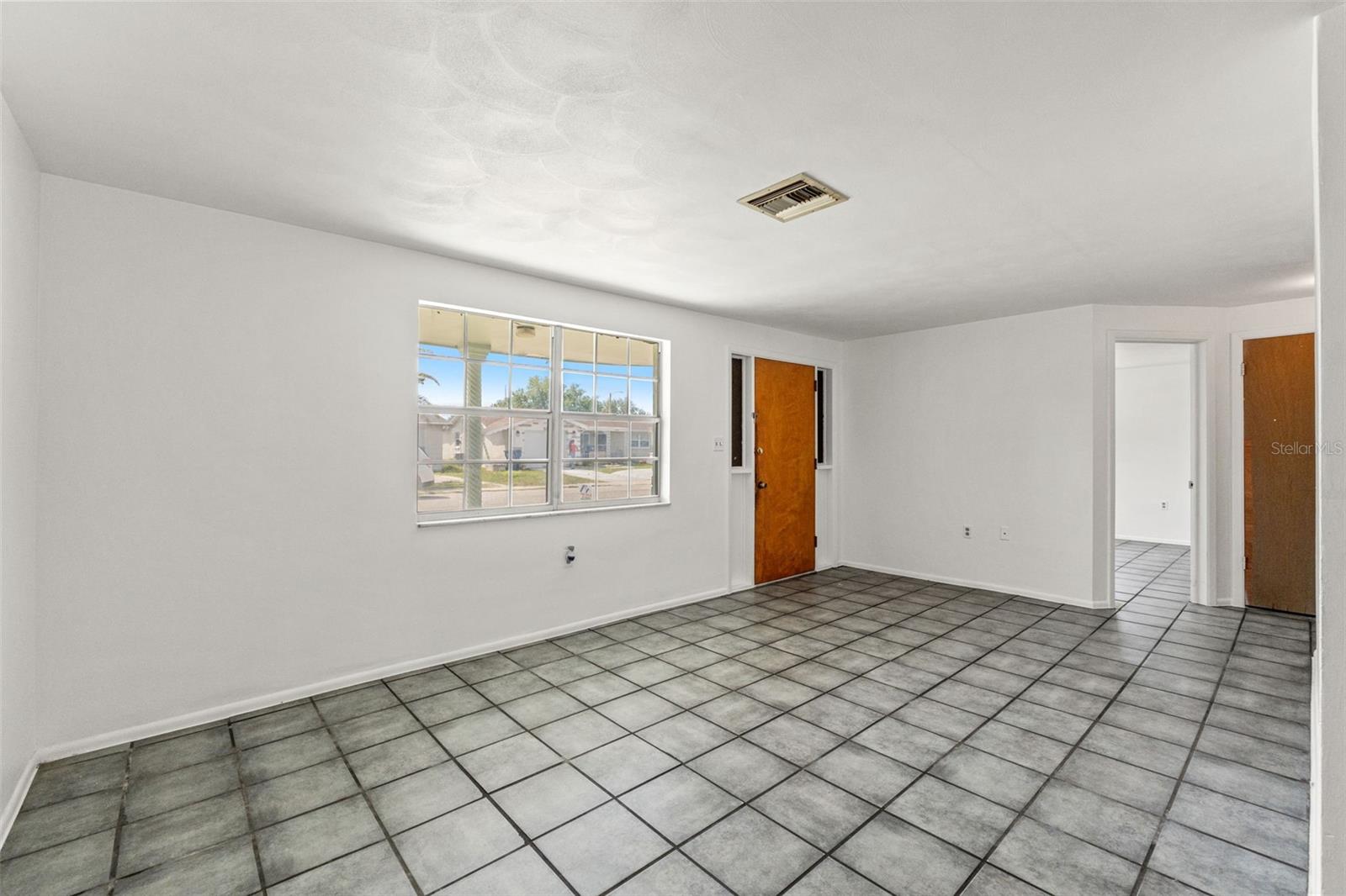 Listing photo id 3 for 1050 Saxon Lane