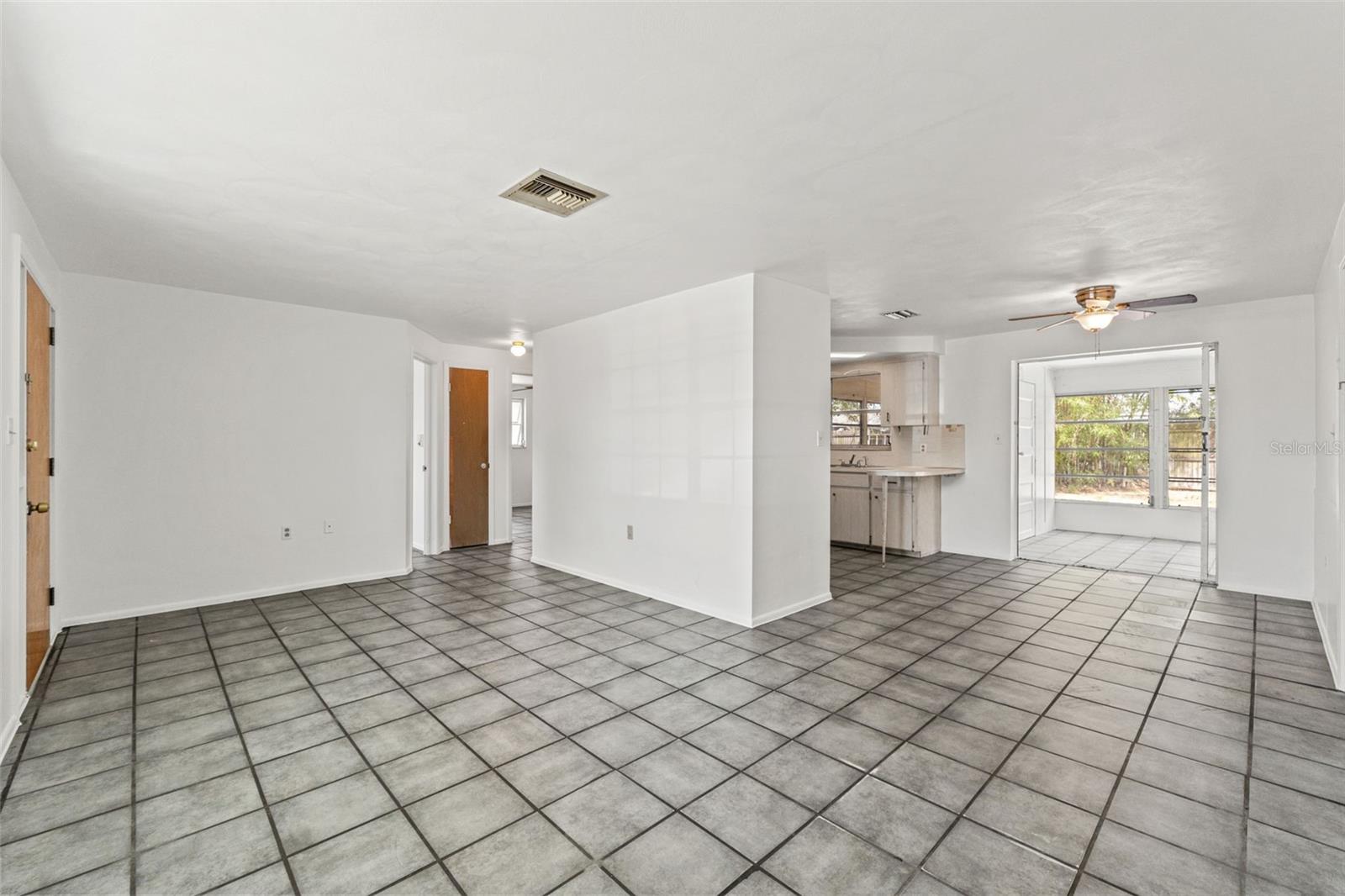 Listing photo id 4 for 1050 Saxon Lane