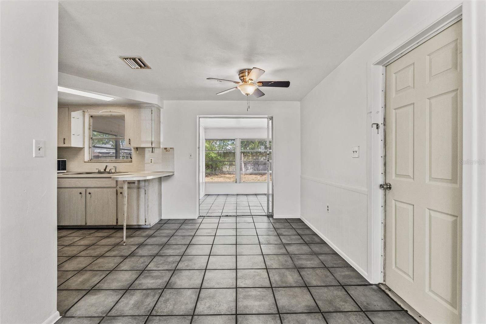 Listing photo id 5 for 1050 Saxon Lane