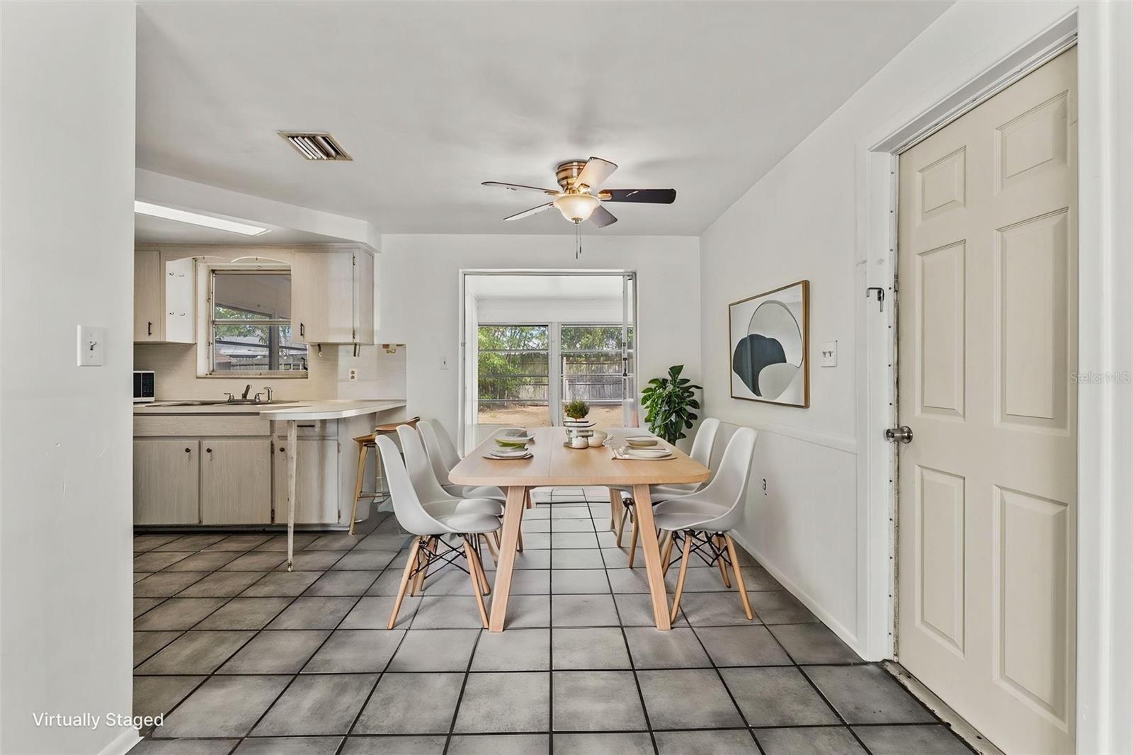 Listing photo id 6 for 1050 Saxon Lane