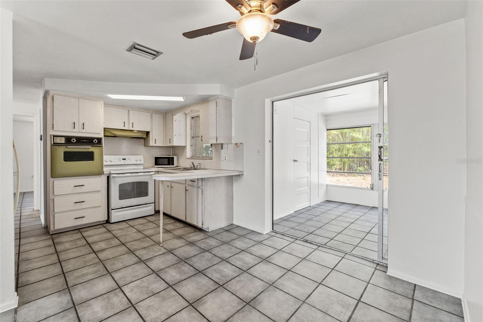 Listing photo id 7 for 1050 Saxon Lane