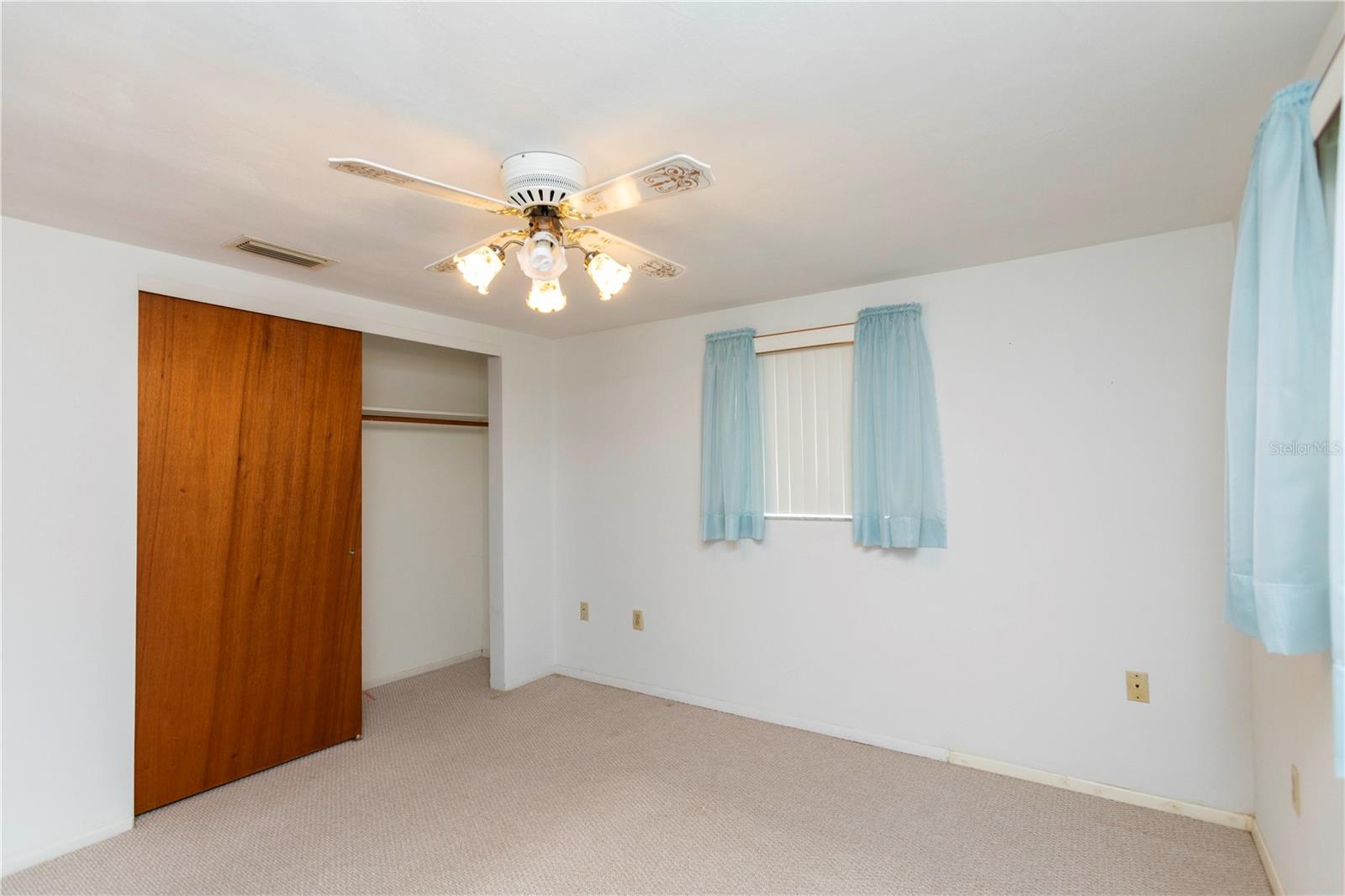 Listing photo id 8 for 7725 Greybirch Terrace