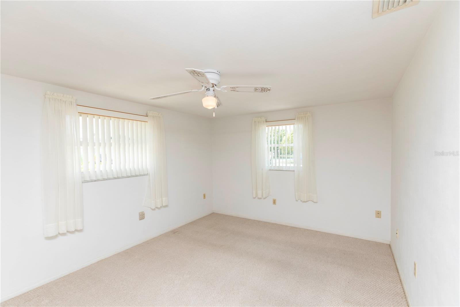 Listing photo id 9 for 7725 Greybirch Terrace