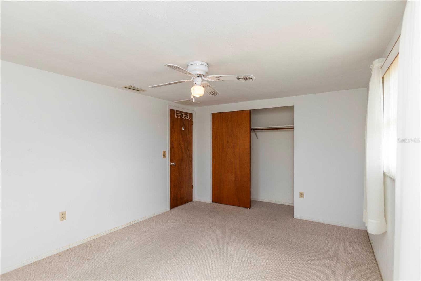 Listing photo id 10 for 7725 Greybirch Terrace