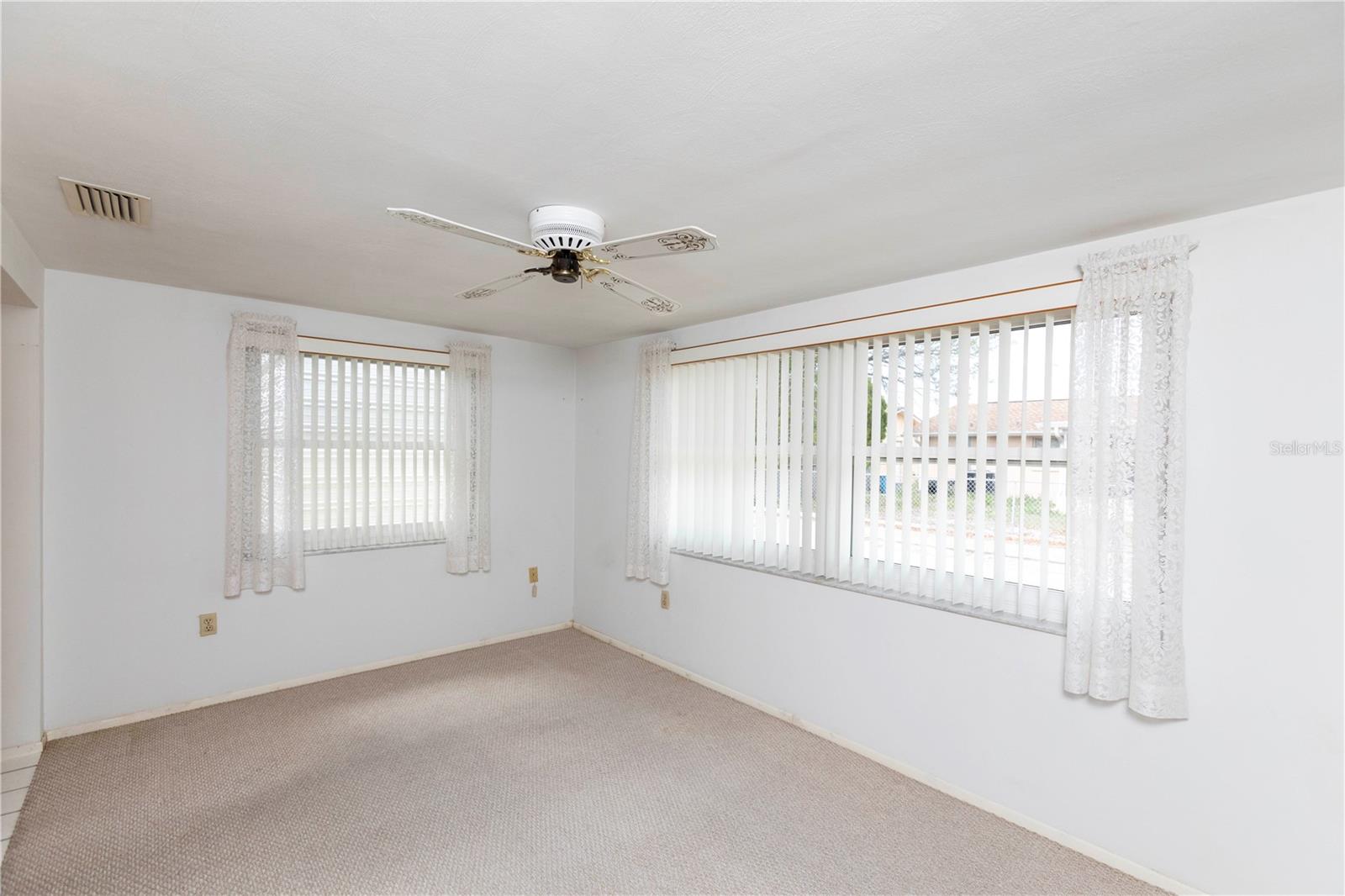 Listing photo id 12 for 7725 Greybirch Terrace