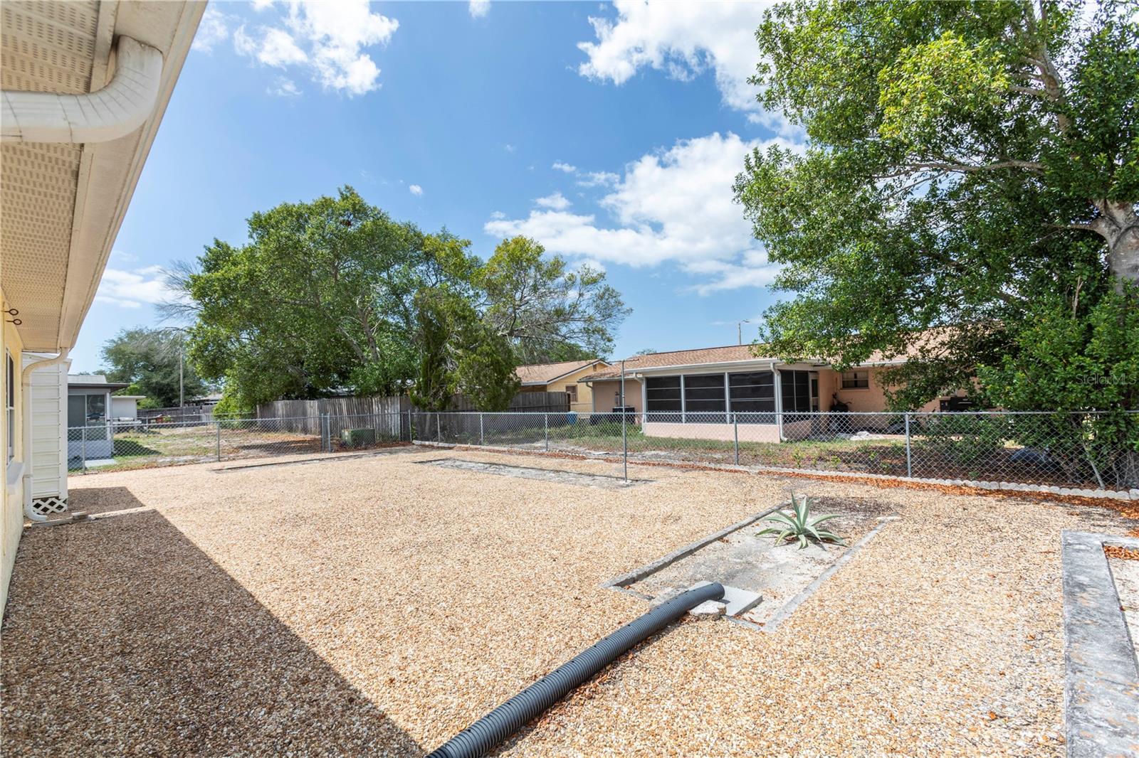 Listing photo id 15 for 7725 Greybirch Terrace