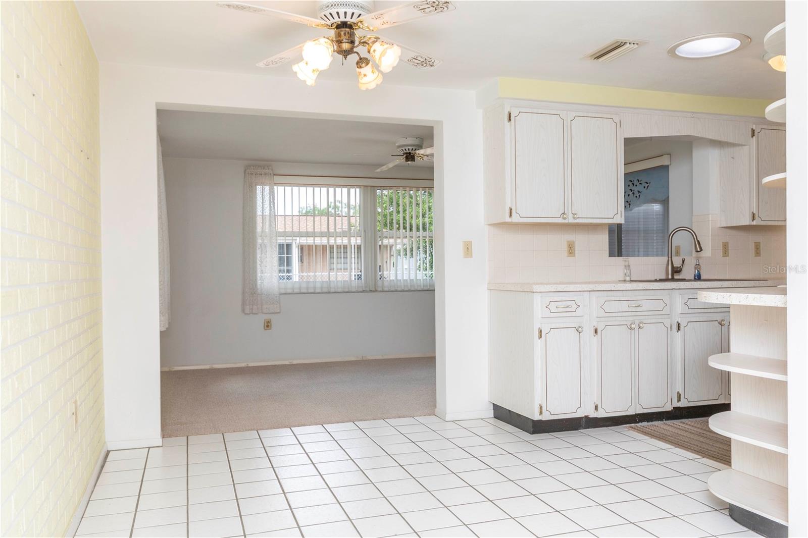 Listing photo id 2 for 7725 Greybirch Terrace