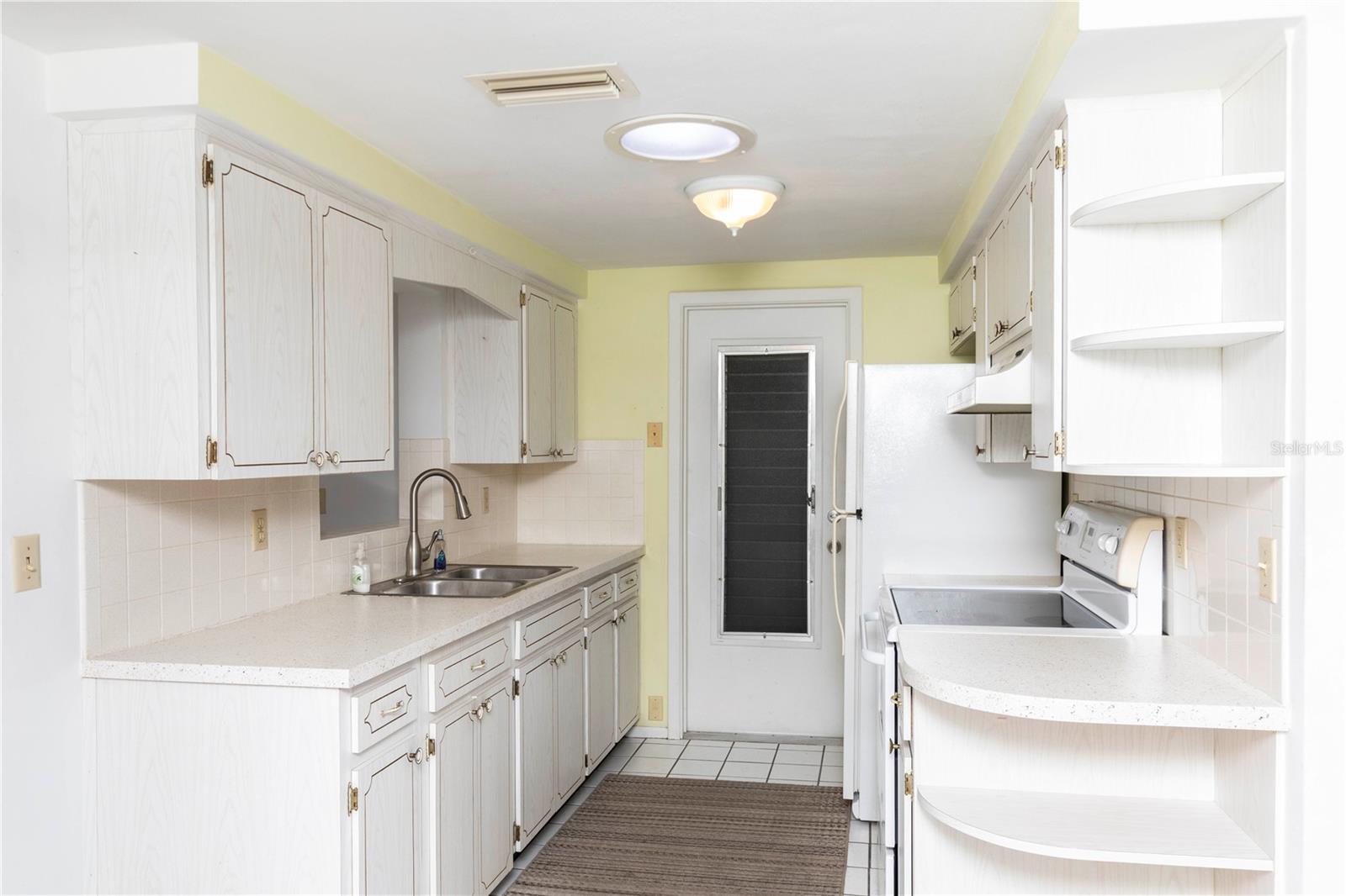 Listing photo id 3 for 7725 Greybirch Terrace