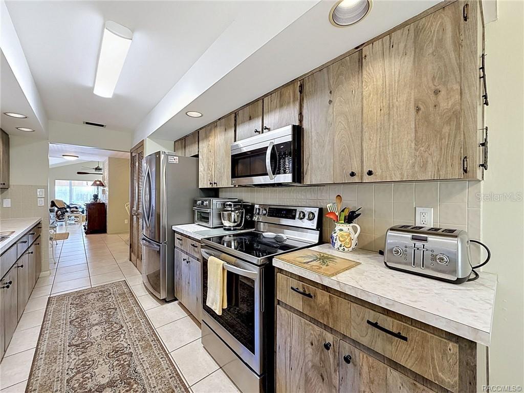 Image 11 of 76 For 5198 Riverview Circle