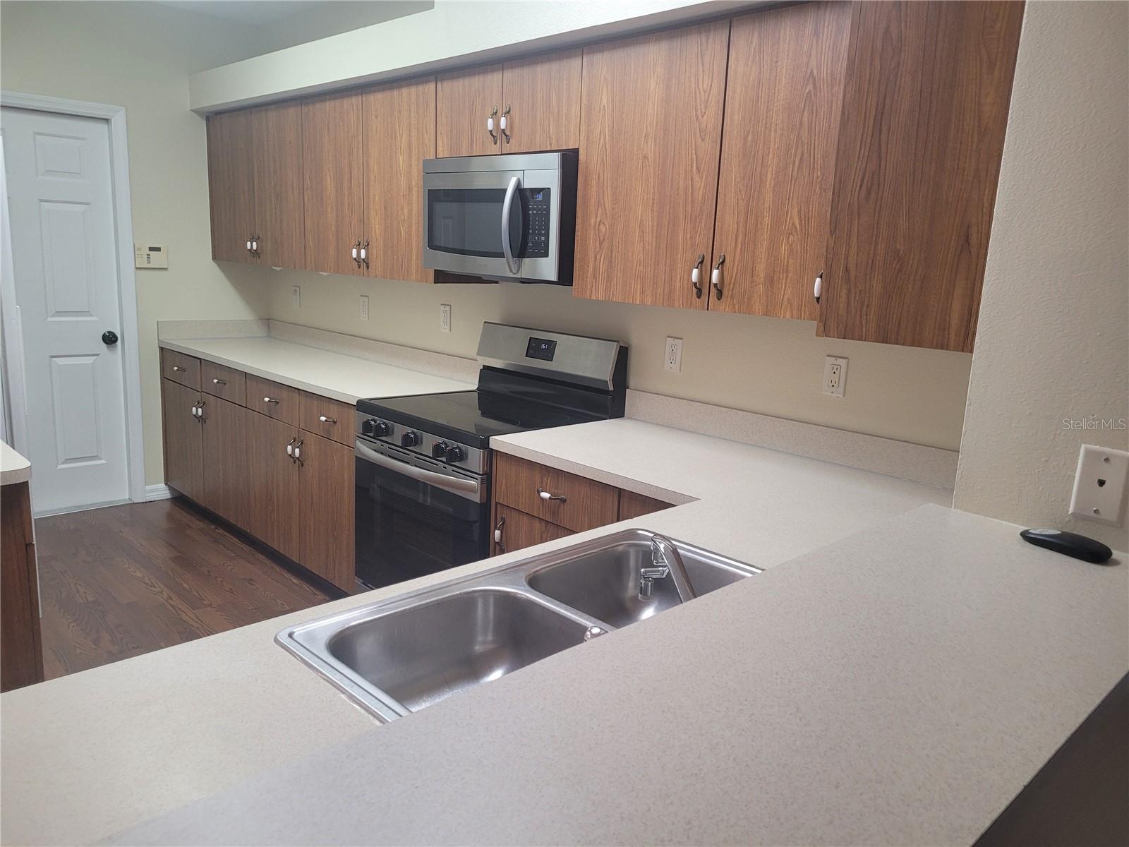 Image 3 of 26 For 715 Cypress Park Avenue