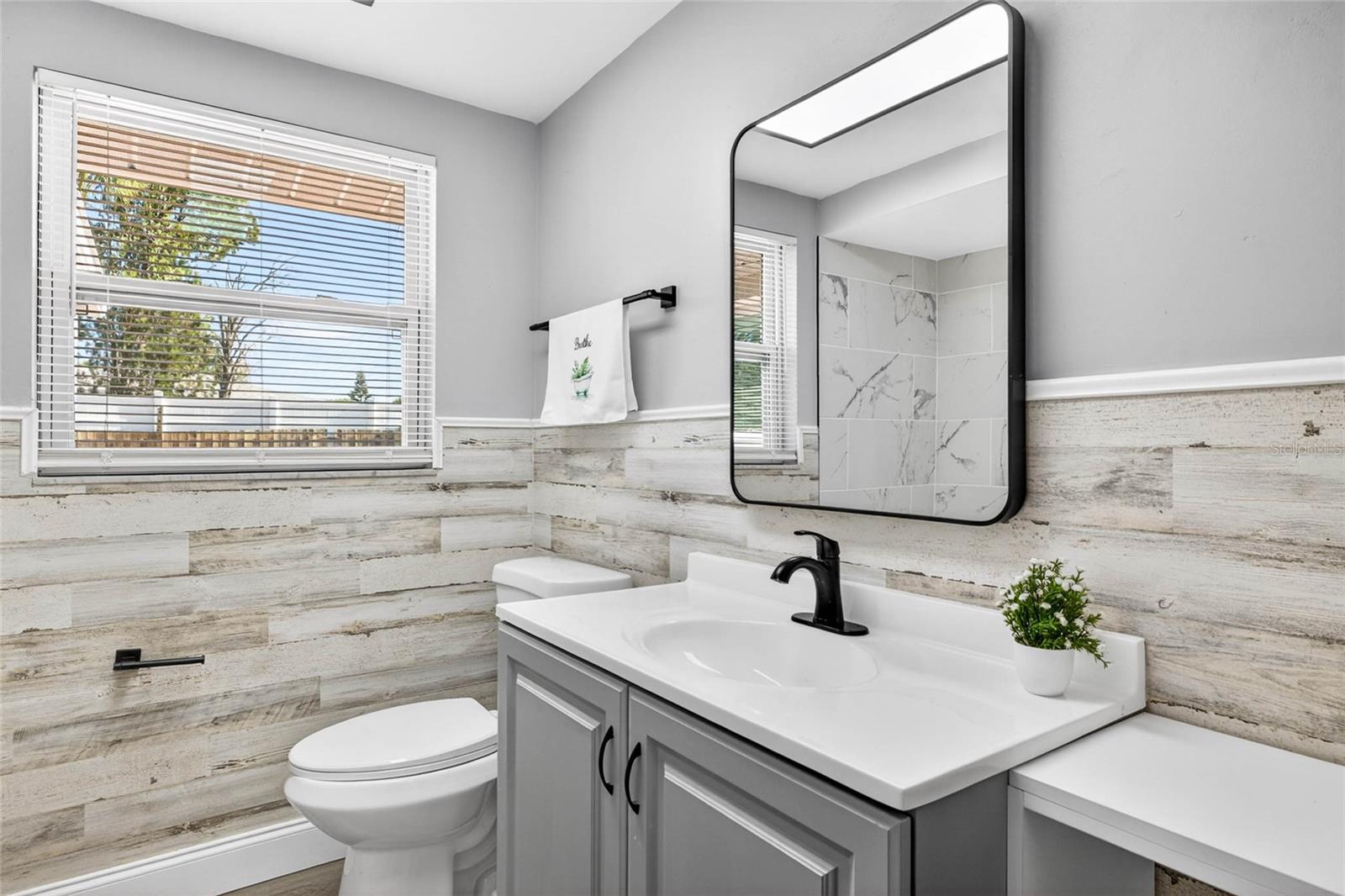 Listing photo id 11 for 7835 Lotus Drive