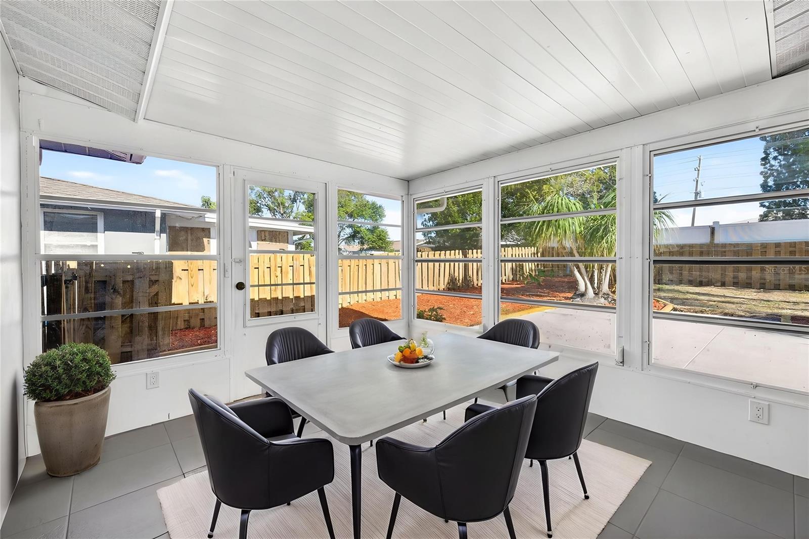 Listing photo id 15 for 7835 Lotus Drive