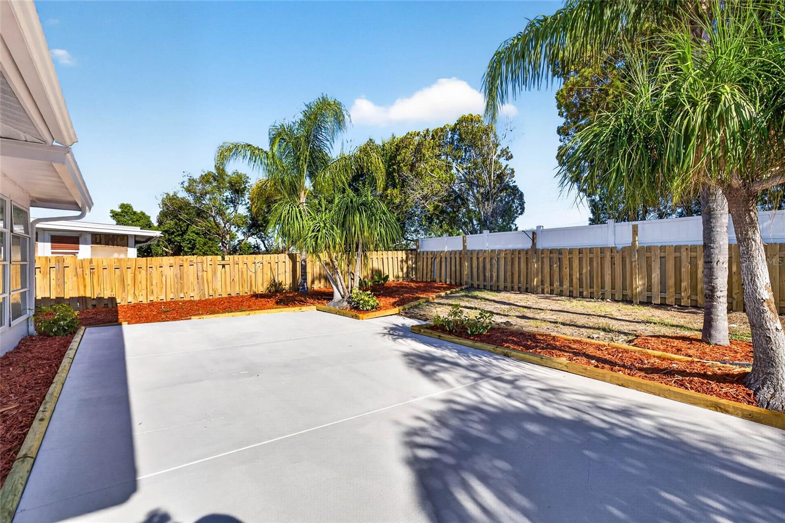 Listing photo id 16 for 7835 Lotus Drive