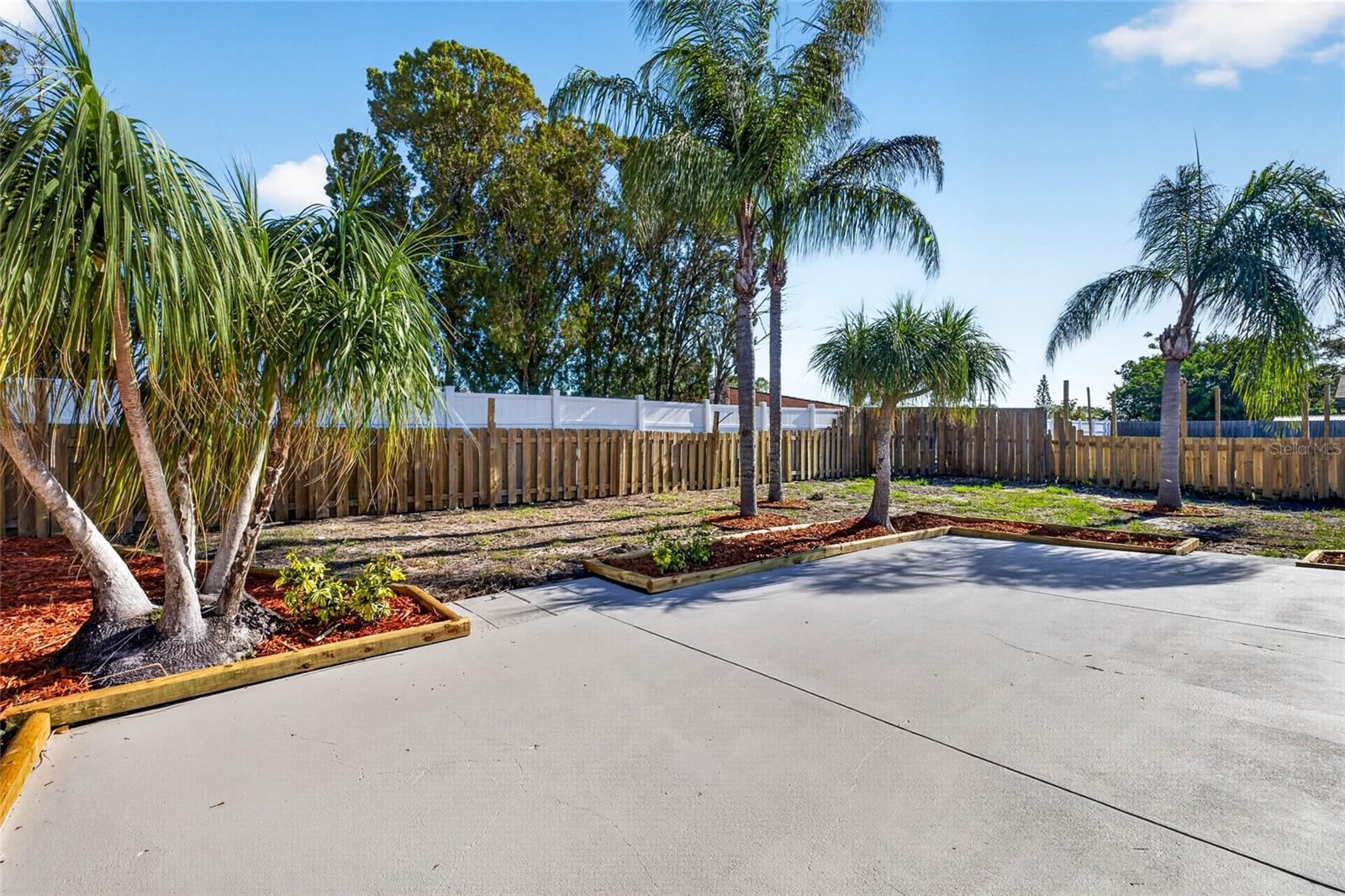 Listing photo id 17 for 7835 Lotus Drive