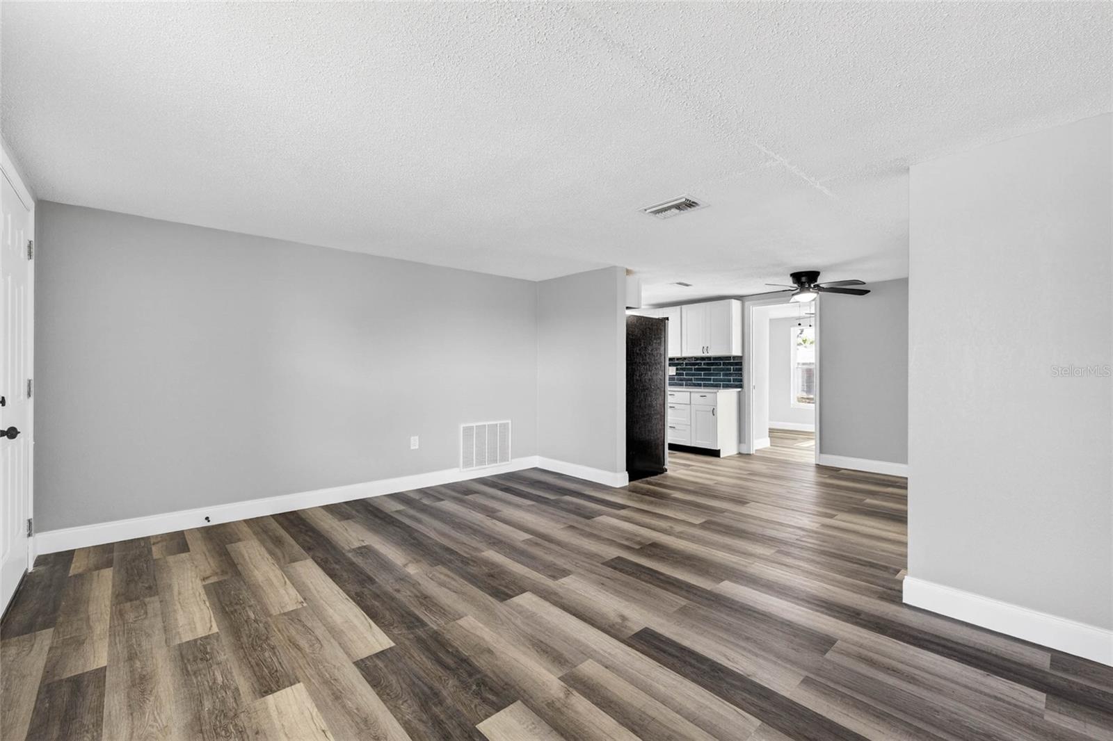 Listing photo id 3 for 7835 Lotus Drive