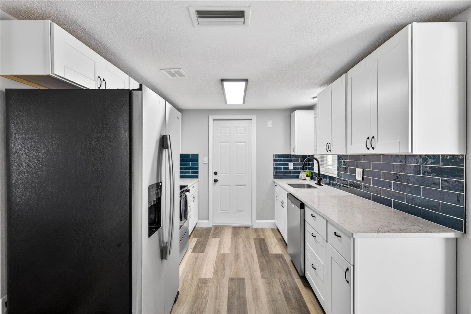 Listing photo id 4 for 7835 Lotus Drive