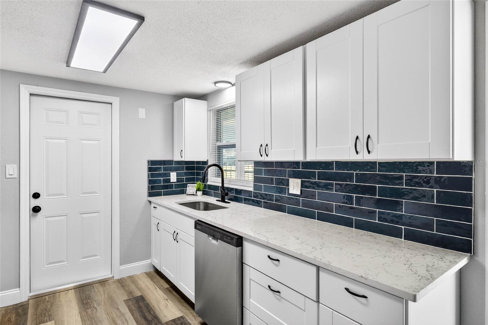 Listing photo id 5 for 7835 Lotus Drive