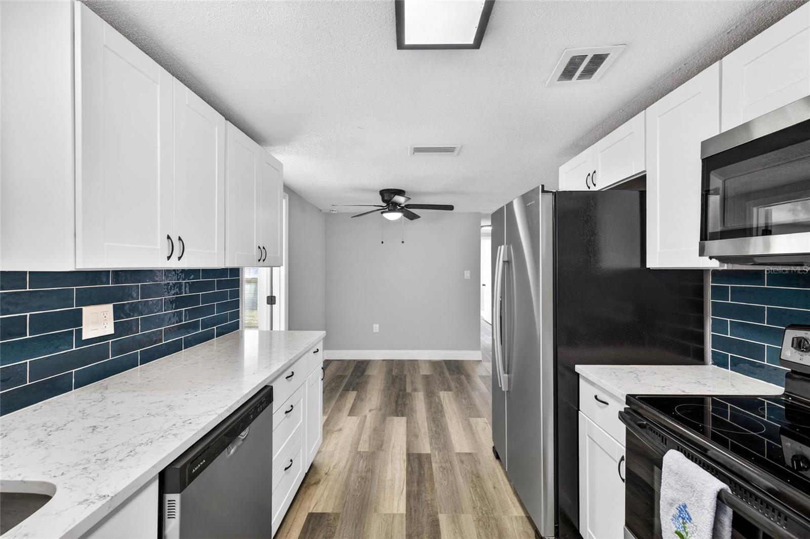 Listing photo id 7 for 7835 Lotus Drive