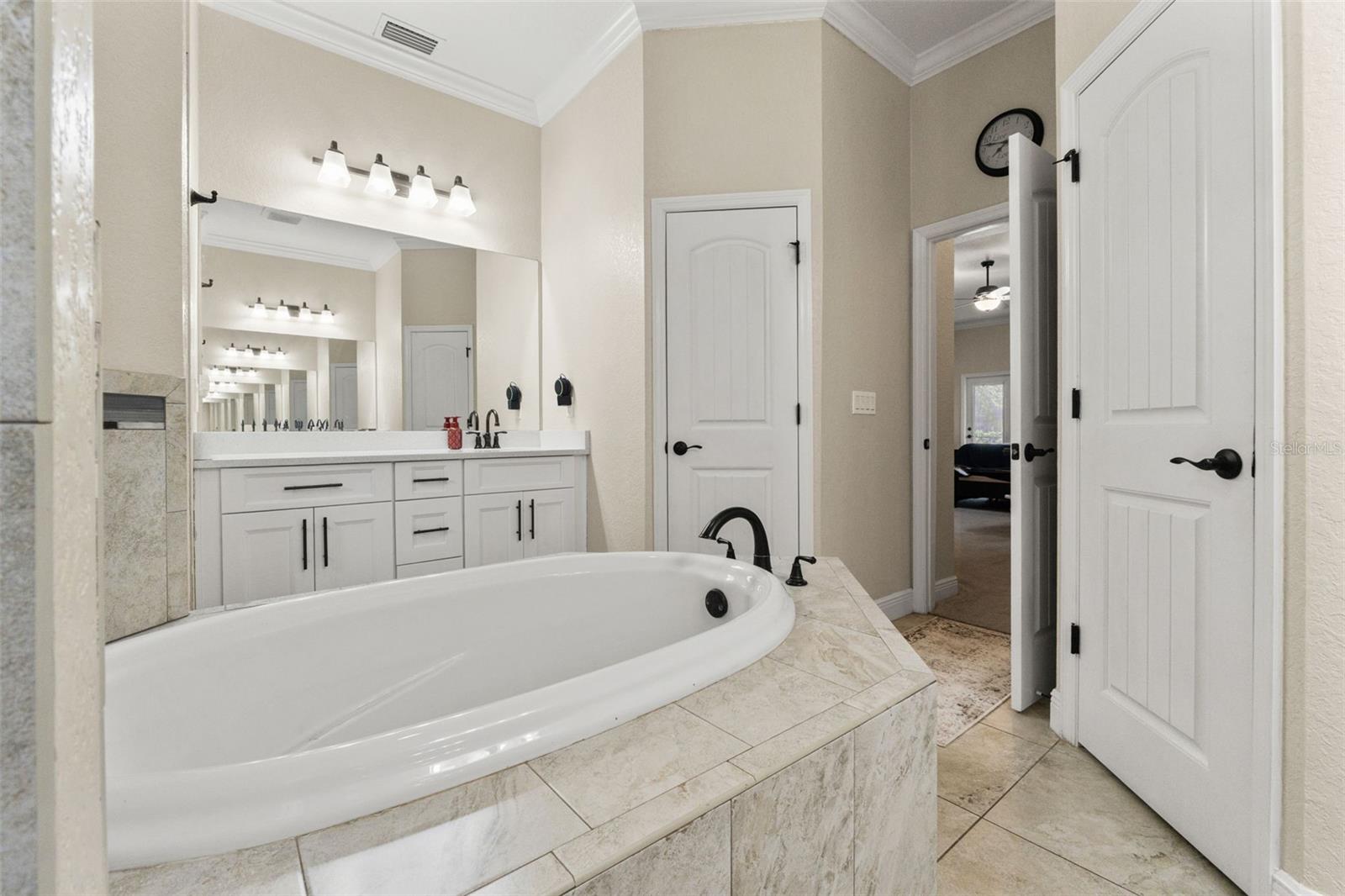 Image 23 of 45 For 2111 Maximilian Avenue