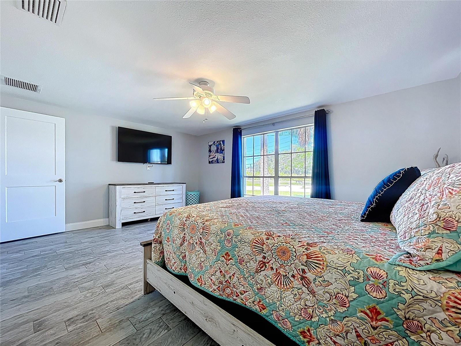 Image 35 of 89 For 4930 Bay Park Drive